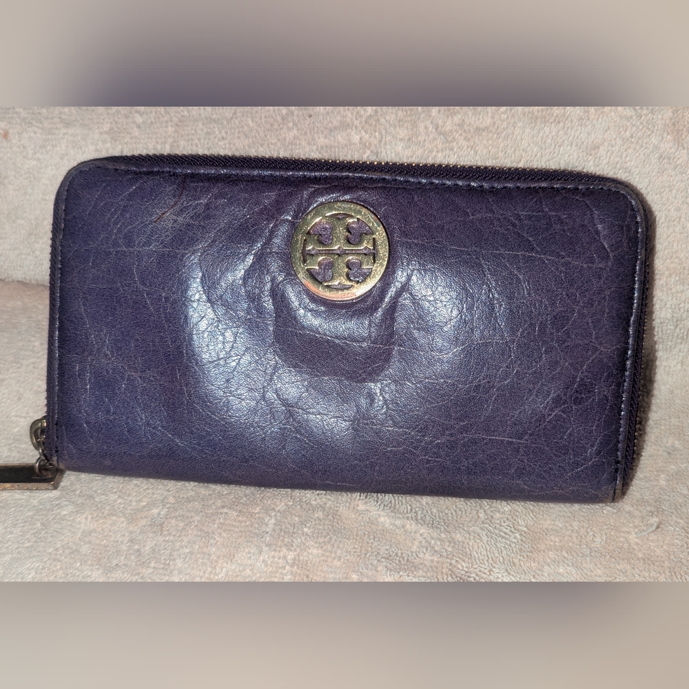 Tory Burch Purple Leather Wallet with Gold Logo - Picture 8 of 9